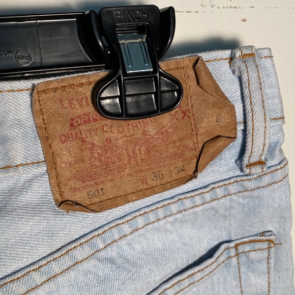 Vintage Levi’s jean shorts - Picture 3 of 6